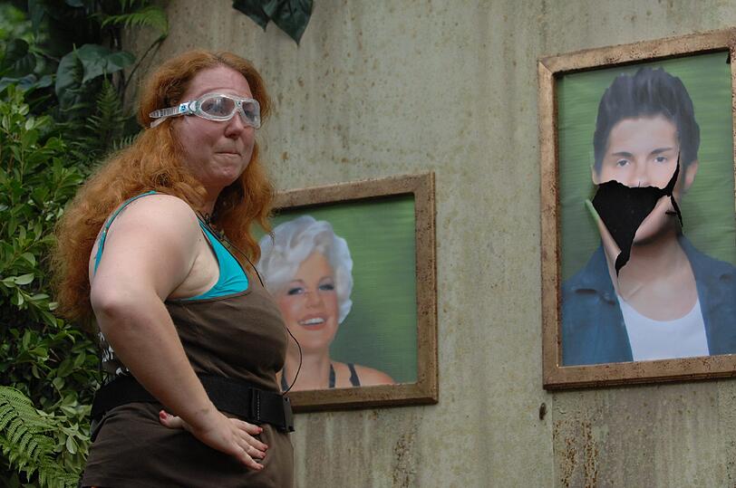 In der Ahnengallerie des Dschungelcamps wartete wieder jede Menge Krabbel- und Kriechzeugs auf Rebecca.