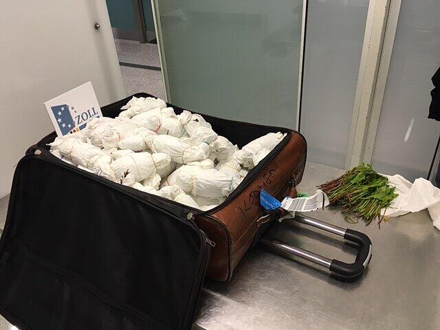 Besonders gut versteckt waren die Drogen nicht. Der Zoll fand allein in der letzten Woche 450 Kilogramm Khat bei Fluggästen am Münchner Flughafen.