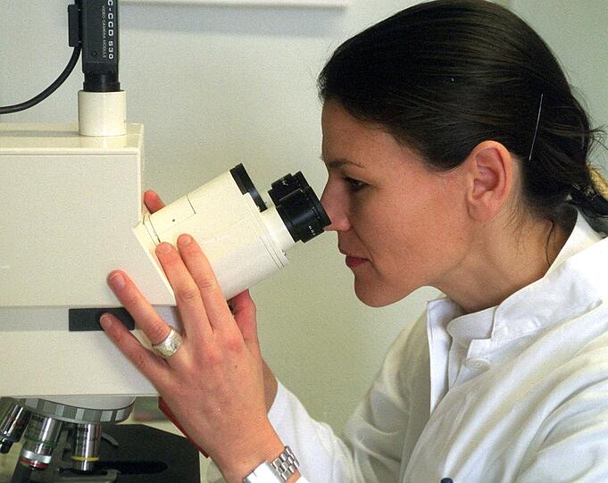 Marion Kiechle 2000 im Labor der Kieler Uni-Frauenkilinik.