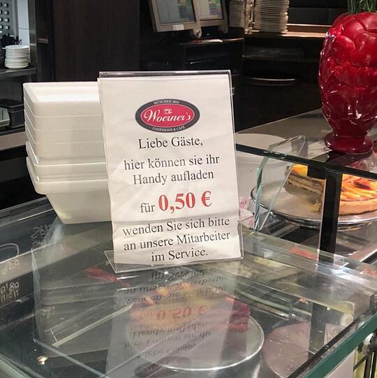 50 Cent fürs Handy-Aufladen &ndash; so steht&rsquo;s auf dem Café-Schild.