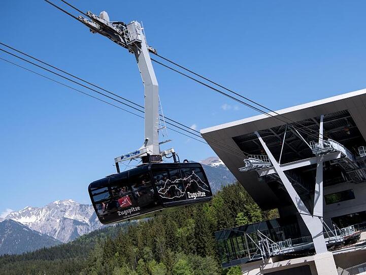 Eine Gondel der Zugspitzbahn verlässt die Talstation Richtung Gipfel. Foto: Sven Hoppe/dpa/Archivbild