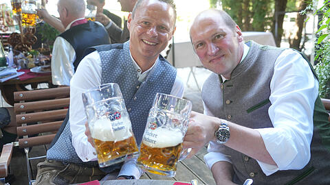 Der neue Vertriebsgeschäftsführer Thomas Drossé (l.) stößt mit Wiesnwirt Thomas Roiderer (Hacker Festzelt) an.