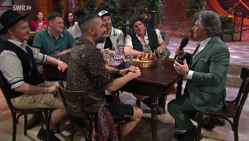 Andy Borg begrüßte die Band voXXclub mit Lob – und einer charmant-strengen Ermahnung nach der Zugabe. Andy Borg begrüßte die Band voXXclub mit Lob – und einer charmant-strengen Ermahnung nach der Zugabe.