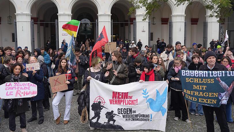 Neben der Abschaffung von Abfragen und Exen brennt den Demonstrierenden auch die Einführung der Wehrpflicht unter den Nägeln. Rund 200 Schülerinnen und Schüler versammelten sich vor der Ludwig-Maximilians-Universität. Neben der Abschaffung von Abfragen und Exen brennt den Demonstrierenden auch die Einführung der Wehrpflicht unter den Nägeln. Rund 200 Schülerinnen und Schüler versammelten sich vor der Ludwig-Maximilians-Universität.