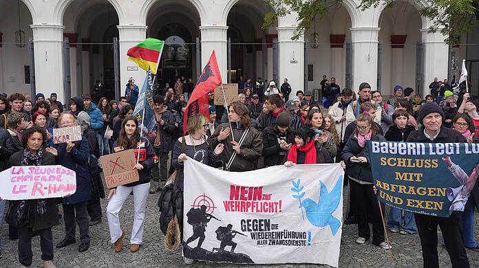 Neben der Abschaffung von Abfragen und Exen brennt den Demonstrierenden auch die Einf&uuml;hrung der Wehrpflicht unter den N&auml;geln. Rund 200 Sch&uuml;lerinnen und Sch&uuml;ler versammelten sich vor der Ludwig-Maximilians-Universit&auml;t.