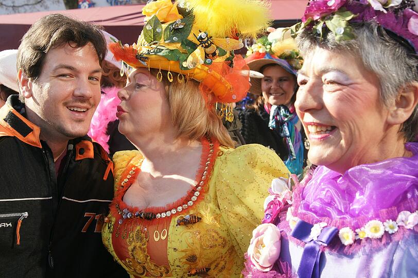 So feiert München Fasching auf dem Viktualienmarkt - sehen Sie hier die Bilder...