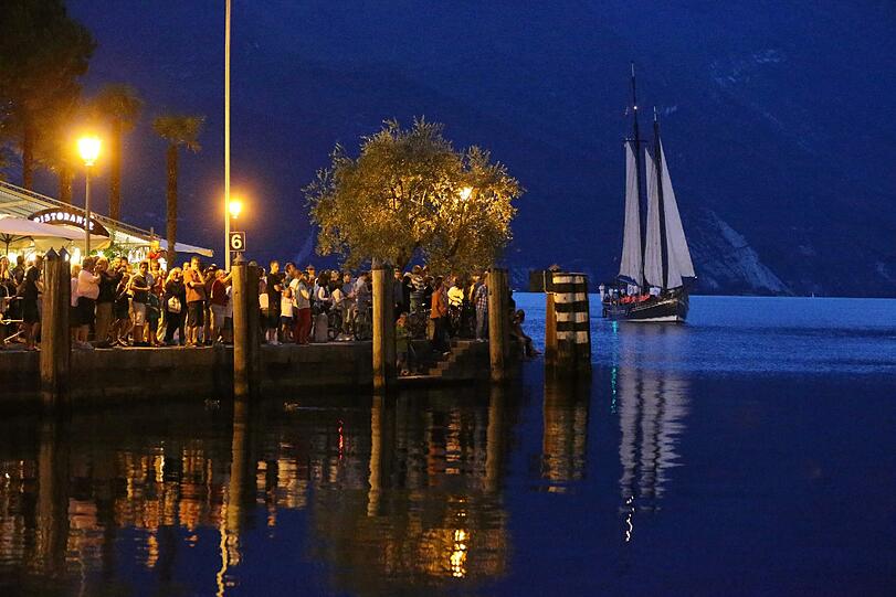 Am Sonntagabend wurden die Bayern offiziell im Trainingslager am Gardasee willkommen geheißen - und schipperten mit dem Segelboot an. Sehen Sie hier die Bilder.