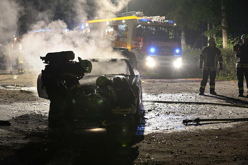 Auf der B 306 bei Siegsdorf brannte ein BMW-Cabrio völlig aus. Der Fahrer konnte sich in letzter Sekunde retten. Die Bilder vom Feuerwehreinsatz.