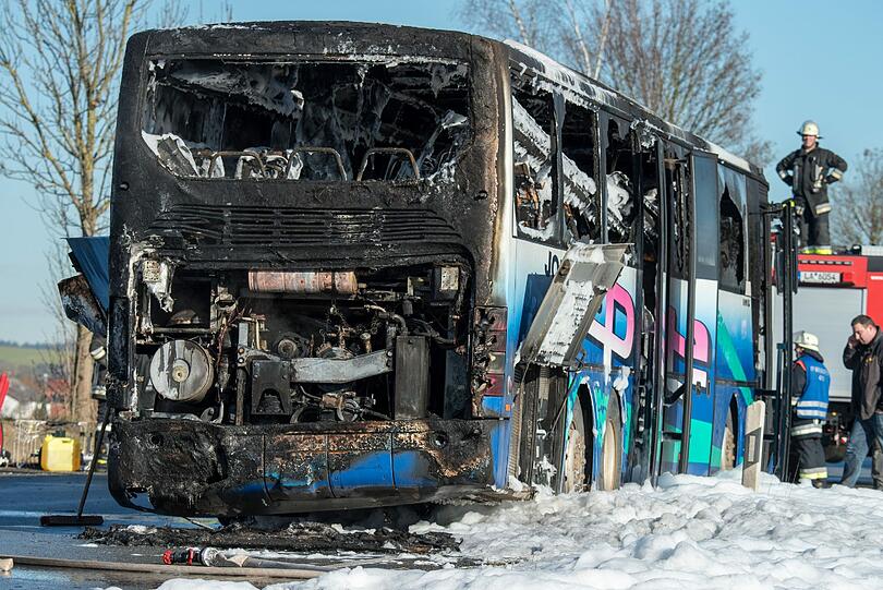 Alle Kinder, Lehrer und der Busfahrer konnten sich rechtzeitig in Sicherheit bringen.