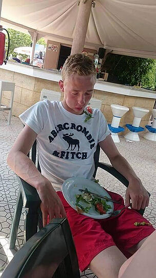 Peinliche Beweisfotos: So exzessiv feiern junge Briten auf Korfu!