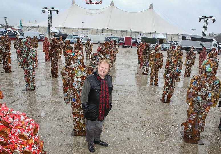 Fotoshooting mit dem Künstler HA Schult,dessen Installation "Trash People", ab 24. November auf dem Festivalgelände des Tollwood-Winterfestivals zu sehen ist.