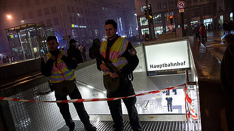 Polizisten riegelten in der Silvesternacht den Hauptbahnhof ab. Angeblich war der erste Hinweis auf Anschlagspläne bereits vor Weihnachten eingegangen.