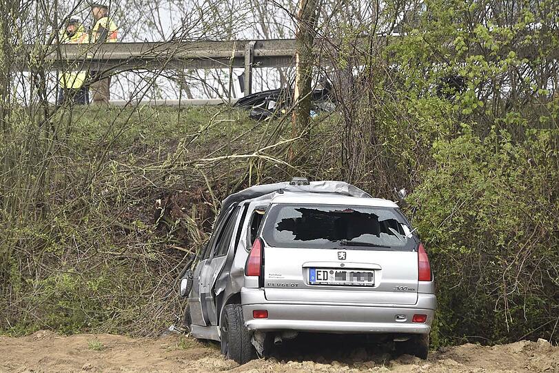 Erst nach 30 Metern kommt der Wagen zum stehen. Die Bilder vom spektakulären Unfall.