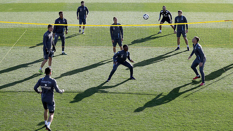 Bevor es zum Ausflug nach Lissabon ging, schufteten die Löwen nochmal im Training. Acht mehr oder weniger angeschlagene Spieler fehlten dabei. Beim Fußball-Tennis triumphierte wie am Vortag das Team um Ivica Olic - mit Romuald Lacazette, Daylon Claasen, Maximilian Wittek und dem ekstatisch mit Wasserflaschen-Pokal feiernden Sebastian Boenisch.
