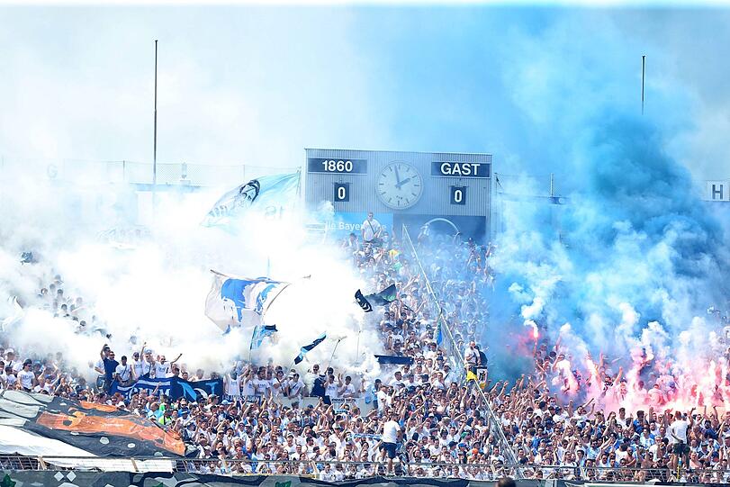 1860 Fans zünden Bengalos im eigenen Stadion.