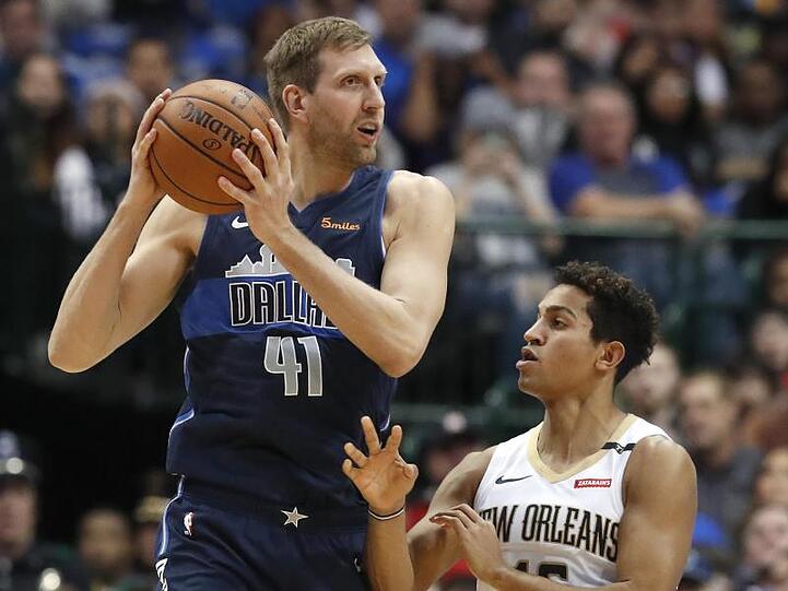 Punktete auch gegen die New Orleans Pelicans: Dirk Nowitzki (l) von den Dallas Mavericks.