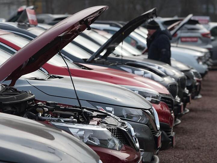 Neu- und Gebrauchtwagen bei einem Autohändler. - Interesse ja, Kauf eher nicht: Alternative Antriebe spielen auf deutschen Straßen nach wie vor nur eine kleine Rolle.