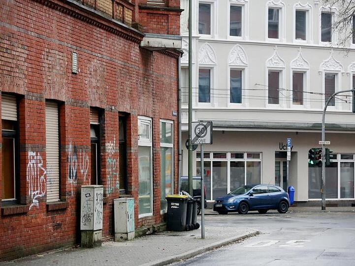 Eine sogenannte Problem-Immobilie in Gelsenkirchen neben einem Haus, das bereits renoviert ist. Die Ruhrgebietsstadt ist Schlusslicht im bundesweiten Einkommens-Ranking der Hans-Böckler-Stiftung.