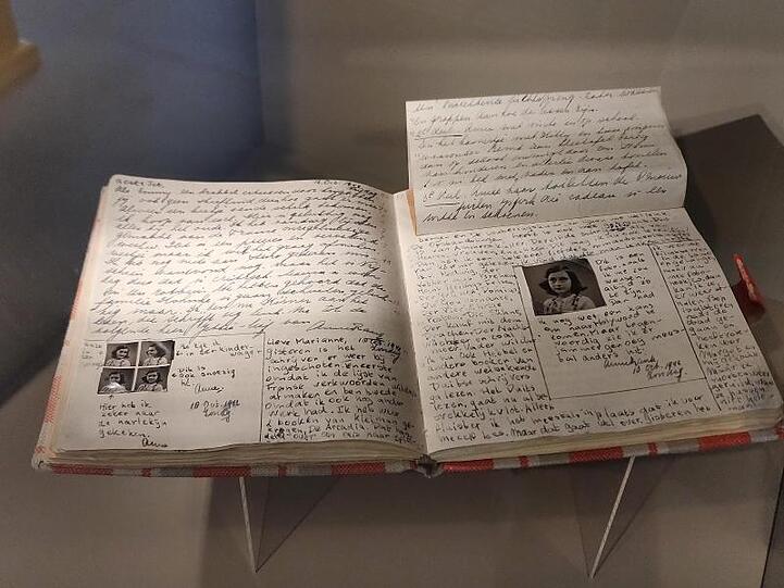 Eine Kopie von Anne Franks Tagebuch in der Ausstellung "Alles über Anne" im Anne Frank Zentrum in Berlin.