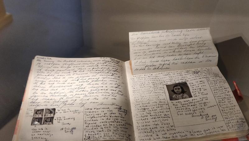 Eine Kopie von Anne Franks Tagebuch in der Ausstellung "Alles über Anne" im Anne Frank Zentrum in Berlin.