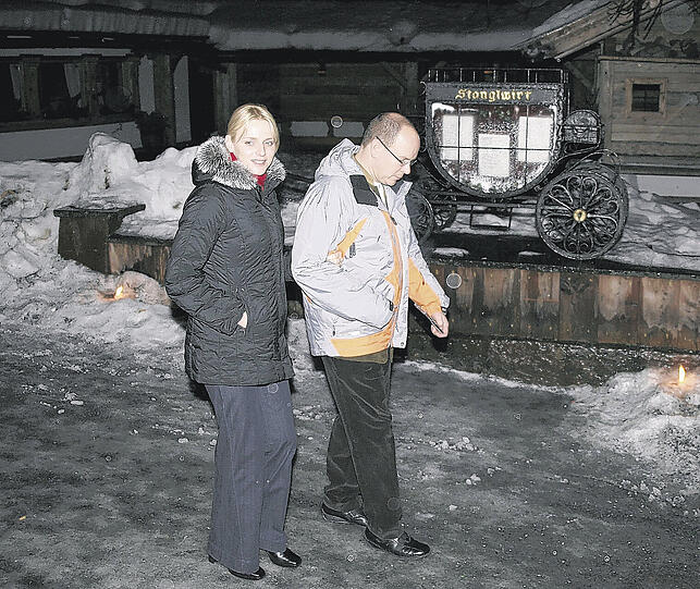 Streifzug durch Kitzbühel: Fürst Albert von Monaco und seine schöne Charlene Wittstock.