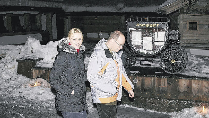 Streifzug durch Kitzbühel: Fürst Albert von Monaco und seine schöne Charlene Wittstock.