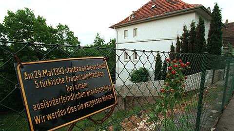 An der Stelle, wo das Haus der türkischen Familie Genc stand, erinnert heute eine Gedenktafel an die Opfer des Brandanschlags.