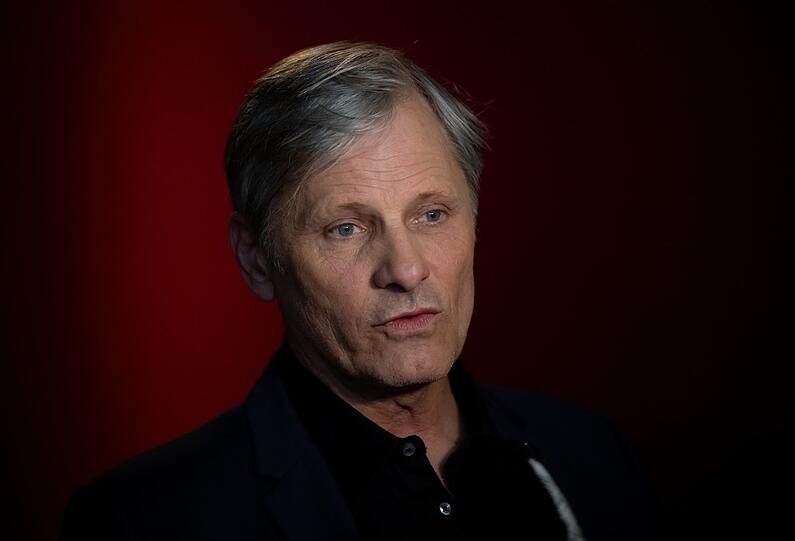 Viggo Mortensen wurde 1958 in Manhattan geboren und spricht aufgrund seiner Kindheit in fünf Ländern Englisch, Spanisch und Dänisch. Er wurde bekannt durch seine Rolle als Aragorn in "Der Herr der Ringe". Seine Rollen in "Tödliche Versprechen", "Captain Fantastic" und "Green Book" brachten ihm Oscarnominierungen.