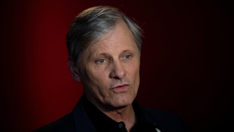 Viggo Mortensen wurde 1958 in Manhattan geboren und spricht aufgrund seiner Kindheit in fünf Ländern Englisch, Spanisch und Dänisch. Er wurde bekannt durch seine Rolle als Aragorn in "Der Herr der Ringe". Seine Rollen in "Tödliche Versprechen", "Captain Fantastic" und "Green Book" brachten ihm Oscarnominierungen. Viggo Mortensen wurde 1958 in Manhattan geboren und spricht aufgrund seiner Kindheit in fünf Ländern Englisch, Spanisch und Dänisch. Er wurde bekannt durch seine Rolle als Aragorn in "Der Herr der Ringe". Seine Rollen in "Tödliche Versprechen", "Captain Fantastic" und "Green Book" brachten ihm Oscarnominierungen.