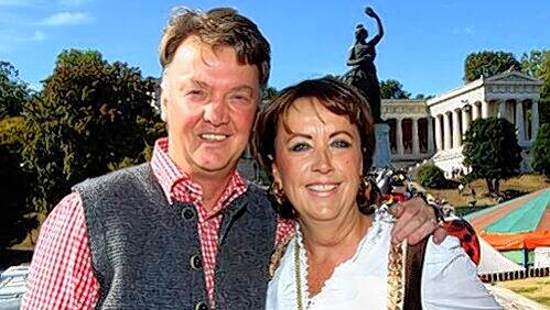 „Truus, wir haben es sehr gut!“ Der Bayern-Trainer Louis van Gaal und seine Frau fühlen sich wohl in München. „Truus, wir haben es sehr gut!“ Der Bayern-Trainer Louis van Gaal und seine Frau fühlen sich wohl in München.