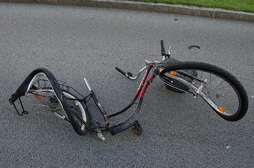 Dieses Fahrrad wurde auch erwischt. Rahmen und Räder sind völlig verbogen.