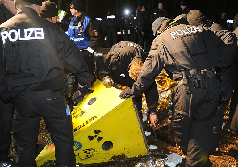 Der Castor rollt weiter, die Proteste halten an: Nach einer langen Protestnacht gegen den Castor-Transport ins niedersächsische Zwischenlager Gorleben haben Atomkraftgegner auch am Montag ihre Blockaden fortgesetzt - die Protest-Bilder der vergangenen Tage.