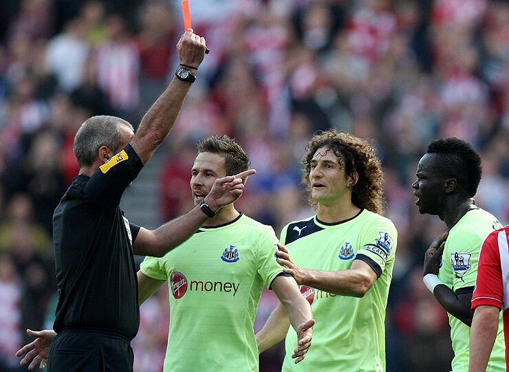 Der Unparteiische, der das Champions-League-Spiel in Lille leiten wird heißt Martin Atkinson (l).