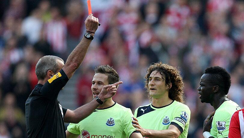 Der Unparteiische, der das Champions-League-Spiel in Lille leiten wird heißt Martin Atkinson (l). Der Unparteiische, der das Champions-League-Spiel in Lille leiten wird heißt Martin Atkinson (l).