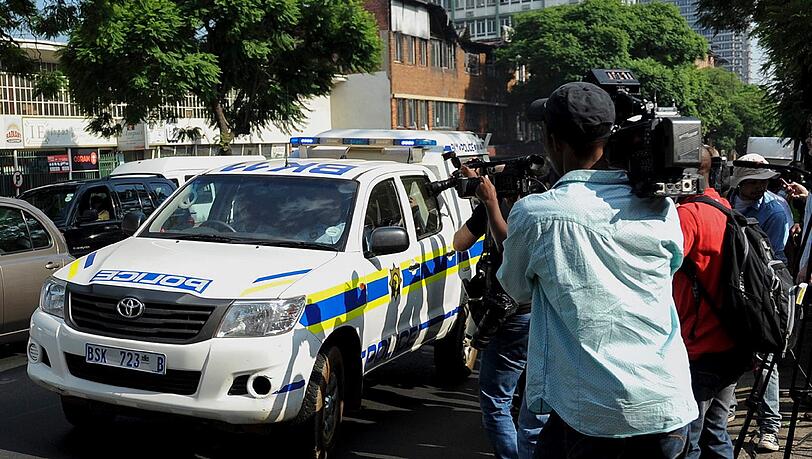Nachdem am Vortag medizinische und forensische Untersuchungen bei dem behinderten Läuferstar erfolgt waren, wurde Oscar Pistorius am Freitagmorgen aus seiner Zelle in der Boschkop-Polizeistation ... Nachdem am Vortag medizinische und forensische Untersuchungen bei dem behinderten Läuferstar erfolgt waren, wurde Oscar Pistorius am Freitagmorgen aus seiner Zelle in der Boschkop-Polizeistation ...