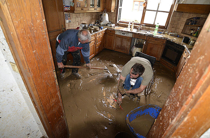 Aufräumen nach dem Hochwasser: Nasser Müll, Schlamm und Wasser soweit das Auge reicht. Die Bilder aus Simbach am Inn, Triftern und weiteren Gemeinden.