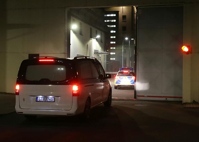 Dschaber al-Bakr beging Selbstmord: In der Nacht auf Donnerstag fuhr in der JVA Leipzig ein Leichenwagen vor - Die Bilder.