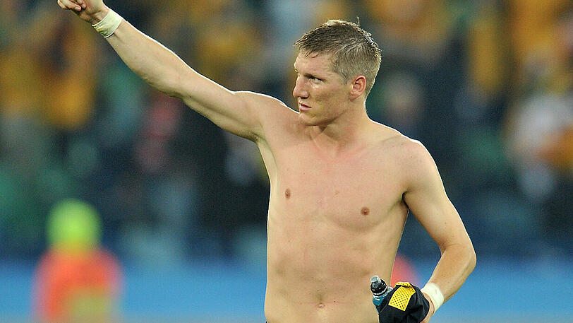 So sieht ein Weltmeister aus: Zugegeben, der Sixpack von Bastian Schweinsteiger könnte noch ein wenig mehr gestählt werden. Ob er in Chicago bei seinem neuen Klub noch härter trainiert?