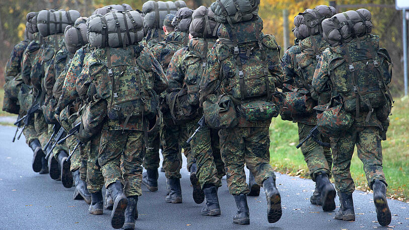 Soldaten beim Fußmarsch (Archivbild): Am 19. Juli ist ein Soldat in Niedersachsen nach einem Marsch unvermutet zusammengebrochen und später gestorben.