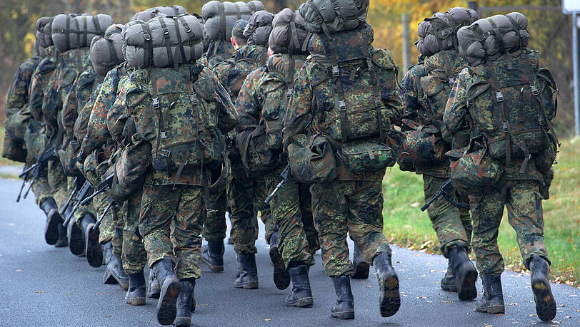 Soldaten beim Fußmarsch (Archivbild): Am 19. Juli ist ein Soldat in Niedersachsen nach einem Marsch unvermutet zusammengebrochen und später gestorben. Soldaten beim Fußmarsch (Archivbild): Am 19. Juli ist ein Soldat in Niedersachsen nach einem Marsch unvermutet zusammengebrochen und später gestorben.