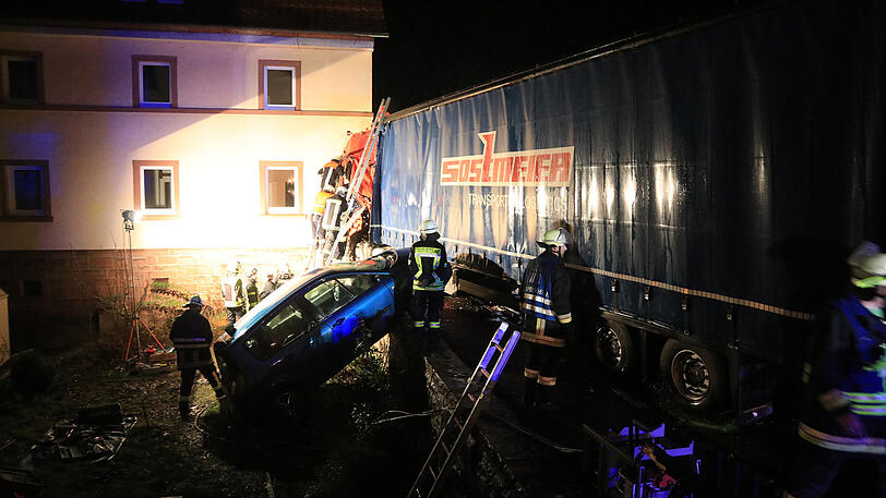 Der Sattelzug rammte ein geparktes Auto und donnerte gegen ein Haus. Die Rettung des Fahrers gestaltete sich extrem kompliziert.