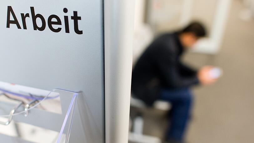 Ein Mann sitzt in der Bundesagentur für Arbeit in Lehrte.