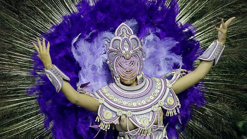 Sao Paulo: Eine Tänzerin der Sambaschule Colorado do Bras nimmt an der Karnevals-Parade teil.