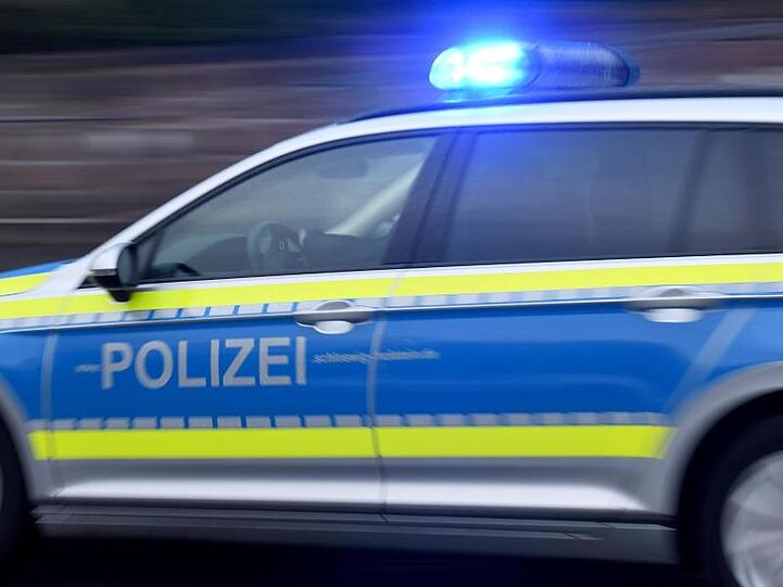 Ein Streifenwagen mit eingeschaltetem Blaulicht fährt über eine Straße. Foto: Carsten Rehder/dpa/Archivbild