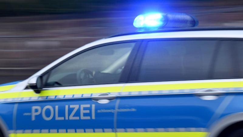 Ein Streifenwagen mit eingeschaltetem Blaulicht fährt über eine Straße. Foto: Carsten Rehder/dpa/Archivbild Ein Streifenwagen mit eingeschaltetem Blaulicht fährt über eine Straße. Foto: Carsten Rehder/dpa/Archivbild
