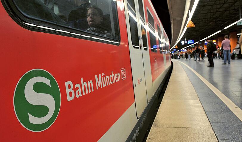 Am S-Bahnhof Marienplatz ist ein junger Mann mit dem Bein zwischen Zug und Bahnsteigkante gerutscht. (Symbolbild)