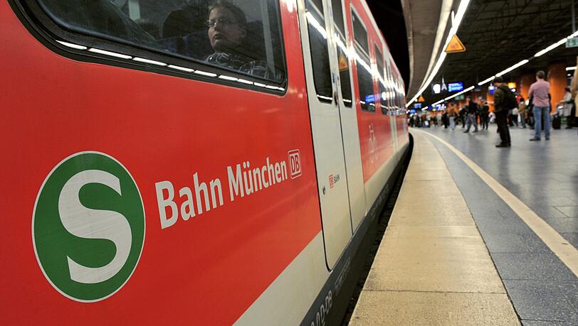 Am S-Bahnhof Marienplatz ist ein junger Mann mit dem Bein zwischen Zug und Bahnsteigkante gerutscht. (Symbolbild) Am S-Bahnhof Marienplatz ist ein junger Mann mit dem Bein zwischen Zug und Bahnsteigkante gerutscht. (Symbolbild)