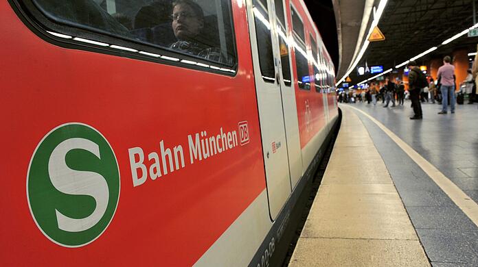 Am S-Bahnhof Marienplatz ist ein junger Mann mit dem Bein zwischen Zug und Bahnsteigkante gerutscht. (Symbolbild)
