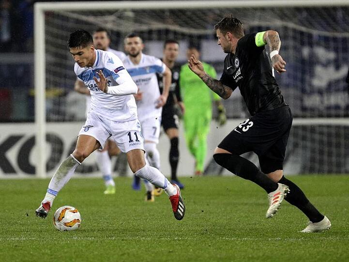 Lazios Joaquin Correa (l) versucht an Eintracht-Kapitän Marco Russ vorbeizukommen.