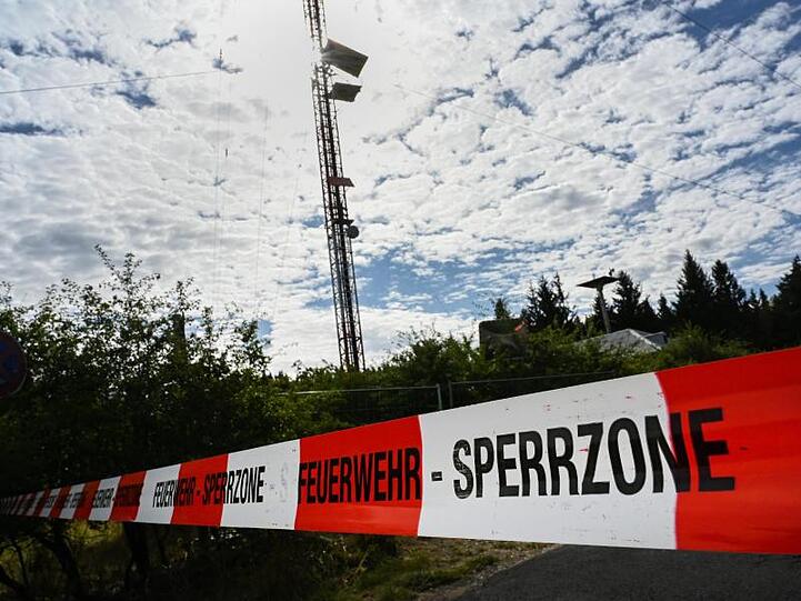Die Polizei hat die Unglücksstelle weiträmig abgesperrt.